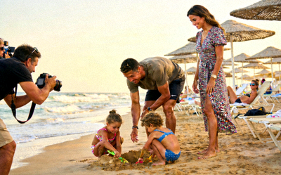 足球巨星与家人度假被拍 - 温馨家庭时光